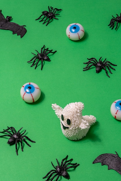 Fantasma branco com olhos de aranha e morcegos em fundo verde