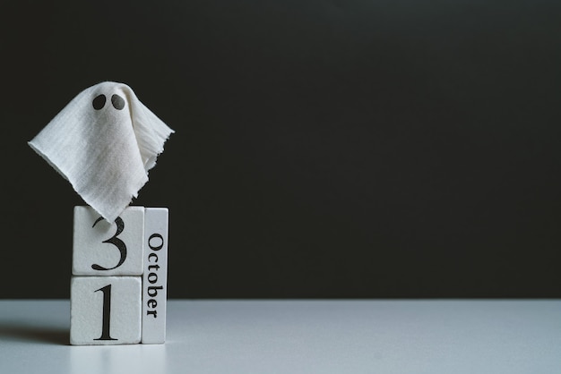 El fantasma con el calendario de octubre y murciélagos con copia espacio fiesta de halloween