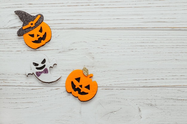 Fantasma de brinquedo e abóbora Jack feito de feltro em uma mesa de madeira decoração de Halloween