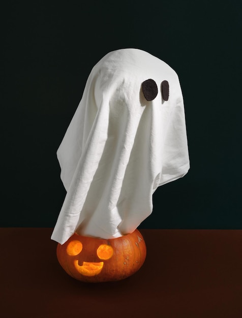 El fantasma místico sale volando de la calabaza Idea Halloween poder oscuro y miedo