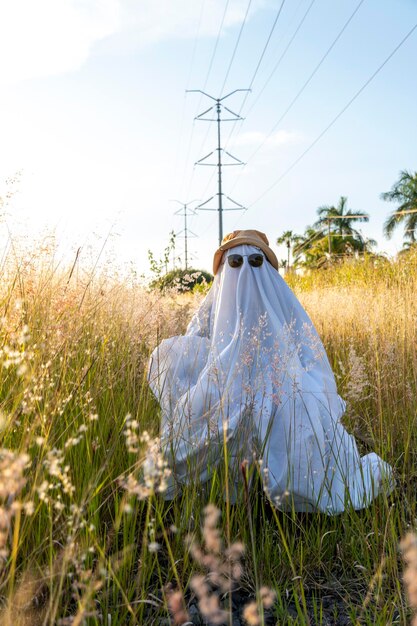 Fantasma de pie alrededor de la vegetación a plena luz del día al atardecer méxico