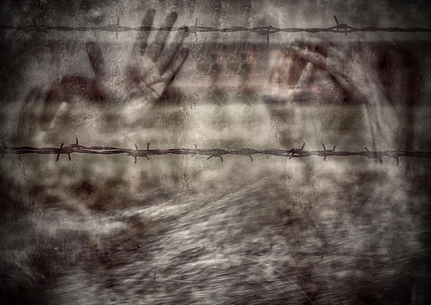 Foto fantasmas de prisioneiros torturados do campo de concentração de auschwitz silhuetas de homens velhos mulheres