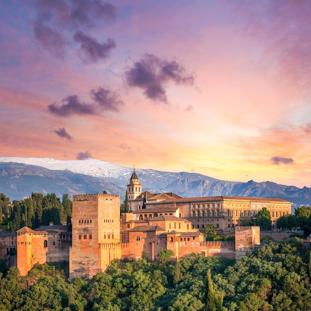 Fantástica Alhambra antigua en el tiempo de la tarde Granada España Punto de referencia europeo de viajes