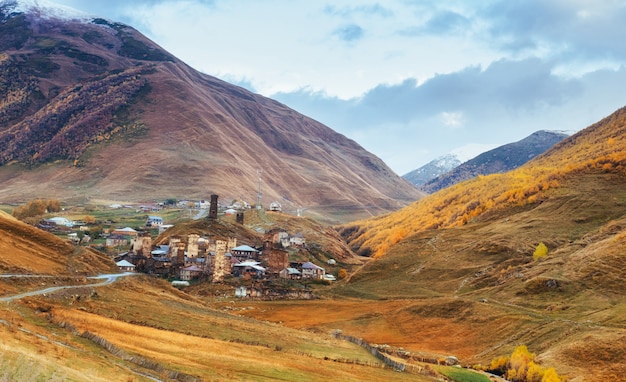 Fantástica belleza de la ciudad entre las montañas en Georgia Europa