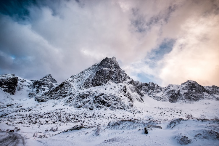 Foto fantástica cordillera nevada con cielo nublado