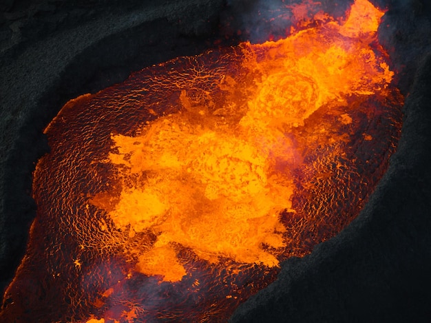 Fantástica foto em close-up diretamente acima de lava brilhante fervendo dentro de uma cratera de vulcão vista aérea