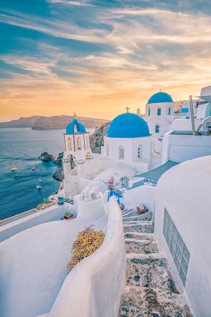 Fantástica isla mediterránea de Santorini, Grecia. Increíble amanecer romántico en Oia. viaje de ensueño