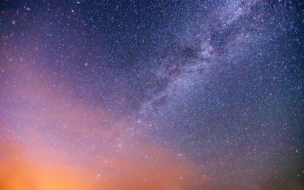 Fantástica lluvia de meteoritos de invierno y las montañas nevadas.