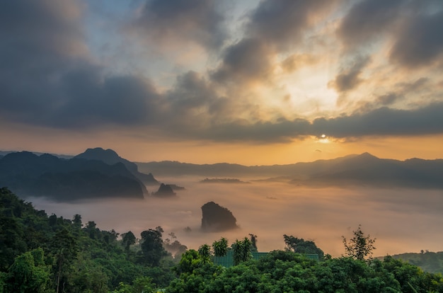 Fantástica paisagem da montanha enevoada sobre colinas de montanha de Phu Lanka, província de Phayao