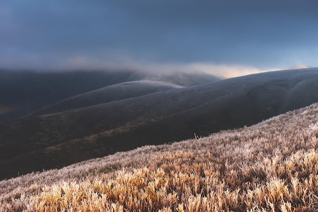 Fantástica paisagem de outono com geada