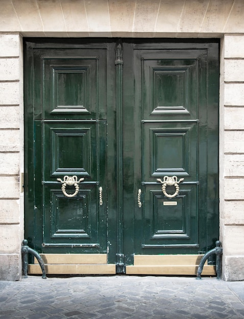 Fantástica puerta de madera antigua de casa histórica