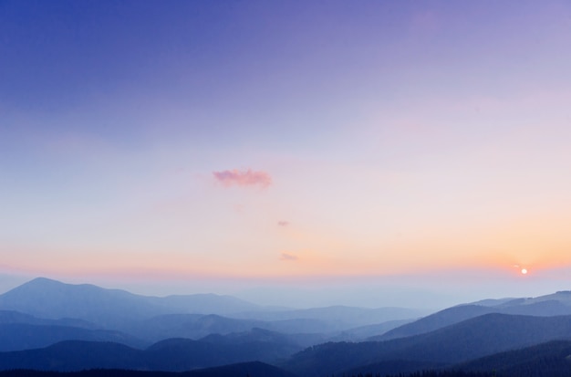 Fantástica puesta de sol en las montañas de Ucrania