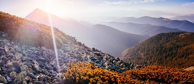 Fantástica puesta de sol en las montañas de Ucrania.