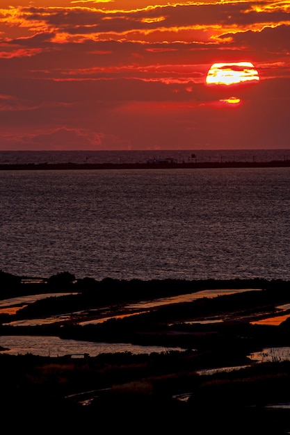 Fantástica puesta de sol en la playa de Cortadura en Cádiz España