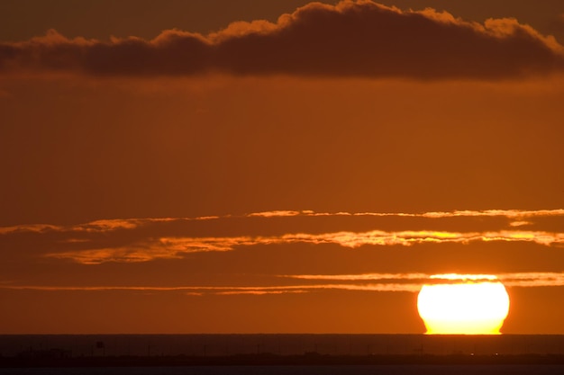 Fantástica puesta de sol en la playa de Cortadura en Cádiz España