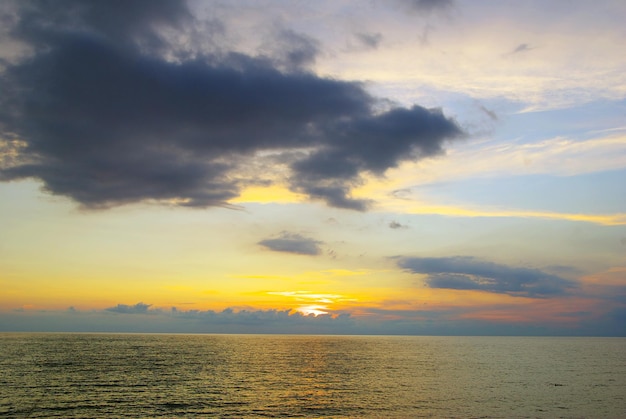 Fantástica puesta de sol sobre el mar