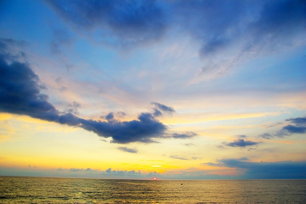 Fantástica puesta de sol sobre el mar