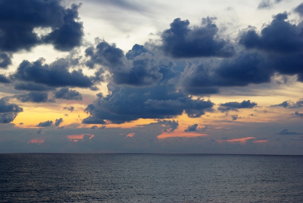 Fantástica puesta de sol sobre el mar.