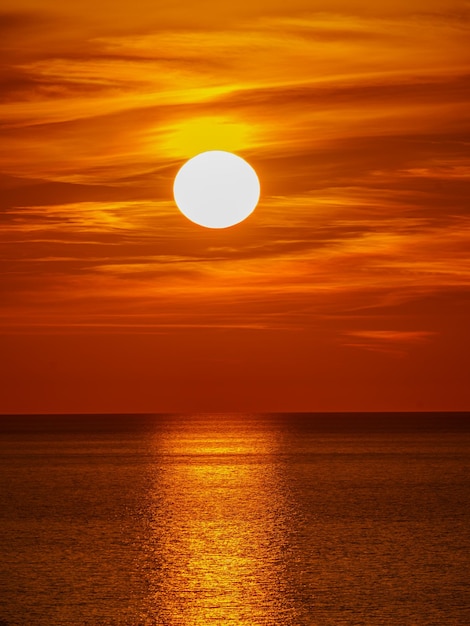 Fantástica puesta de sol sobre el océano El sol se pone sobre el mar Espectacular puesta de sol Cielo