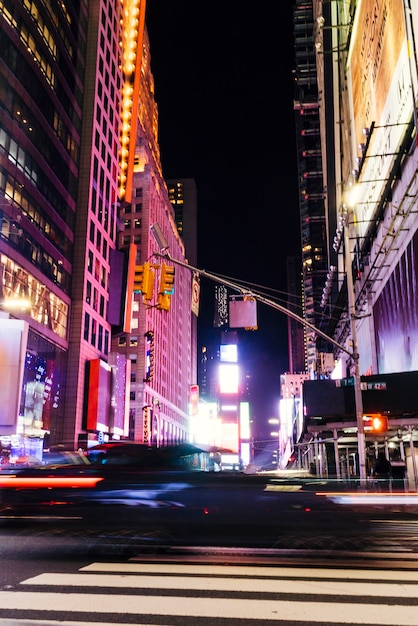 Foto fantástica vista de carretera de noche con edificios.