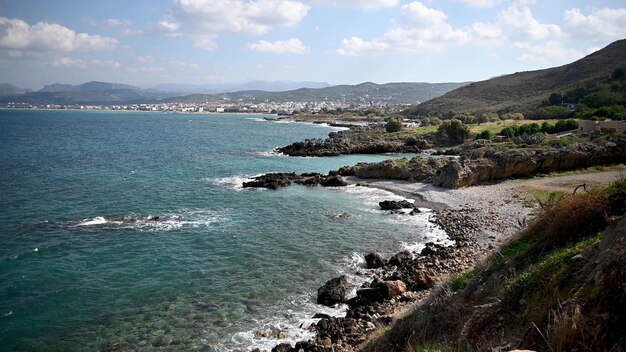 Fantástica vista de la costa rocosa con hermosas olas en Grecia, isla de Creta. Al fondo hay una hermosa montaña y la bahía de Balos.