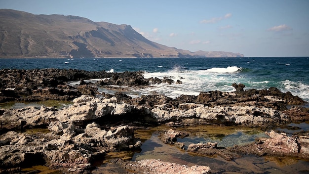 Fantástica vista de la costa rocosa con hermosas olas en Grecia, isla de Creta