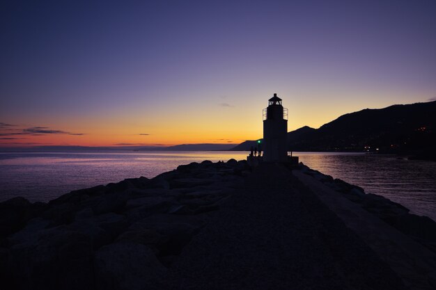 Fantástica vista del faro de Camogli al atardecer