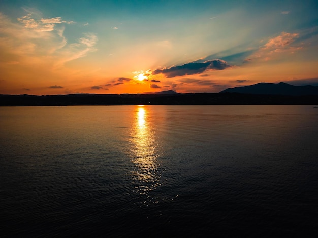 Fantástica vista de la isla de conigli en el lago de garda