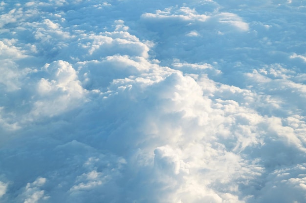 Fantástica vista del mar de nubes desde la ventana del avión durante el vuelo