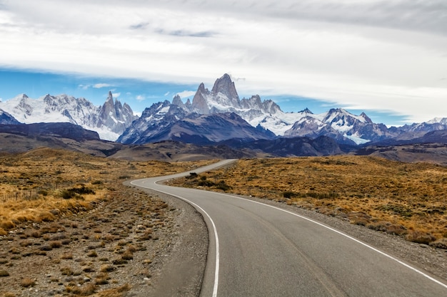 Fantástica vista del Monte Fitz Roy y Cerro Torre en un día de otoño, El Chalten, Argentina.