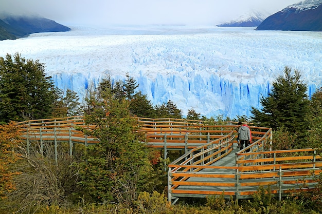 Fantástica vista panorâmica da geleira perito moreno com poucos visitantes no terraço de observação, parque nacional los glaciares, el calafate, patagônia, argentina