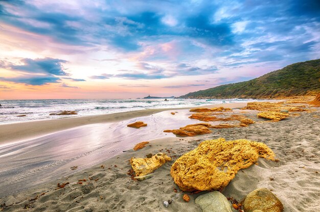 Fantástica vista de la playa de Capo Carbonara con agua turquesa y rocas