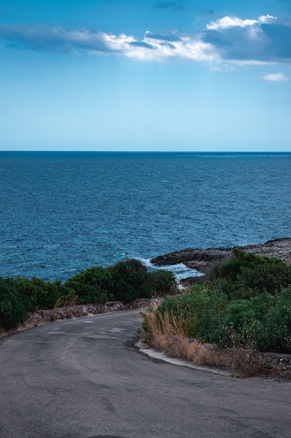 Foto fantástica vista sobre el fabuloso mar de puglia