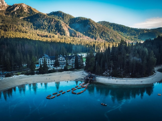 Fantástica vista sobre el lago braies en trentino