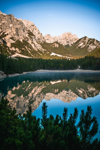 Fantástica vista sobre el lago braies en trentino