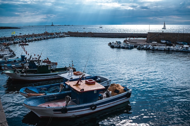 Fantástica vista sobre el puerto de gallipoli en puglia