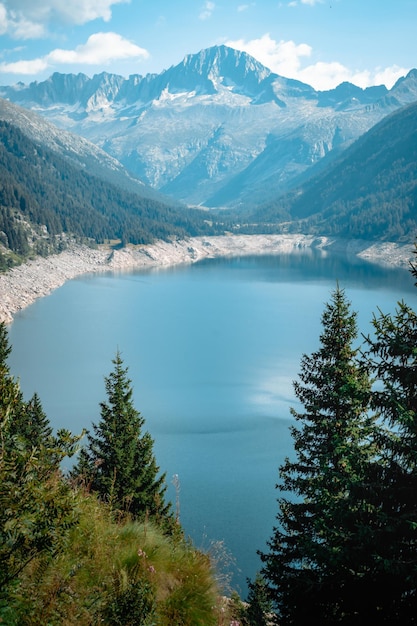 Foto fantástica vista sobre val di fumo y el lago daone