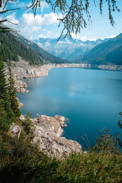 Foto fantástica vista sobre val di fumo y el lago daone