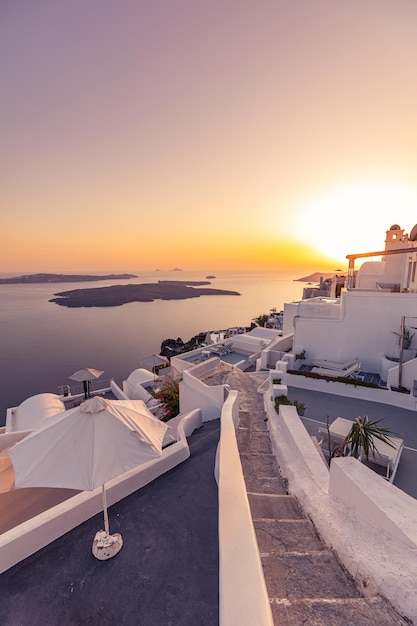 Fantástica vista urbana nocturna de la isla de Santorini Grecia. Pintoresco atardecer de otoño viajes famosos