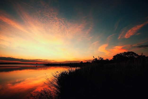 Fantásticamente hermosa puesta de sol en la orilla del lago