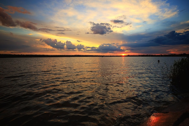 Fantásticamente hermosa puesta de sol en la orilla del lago