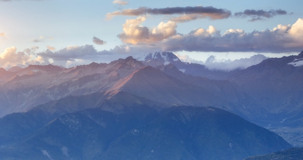 Fantásticas montañas nevadas