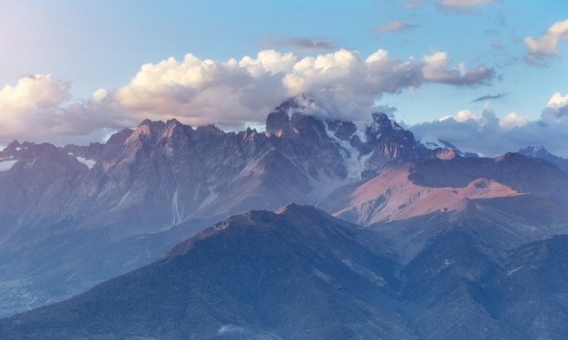 Fantásticas montañas nevadas