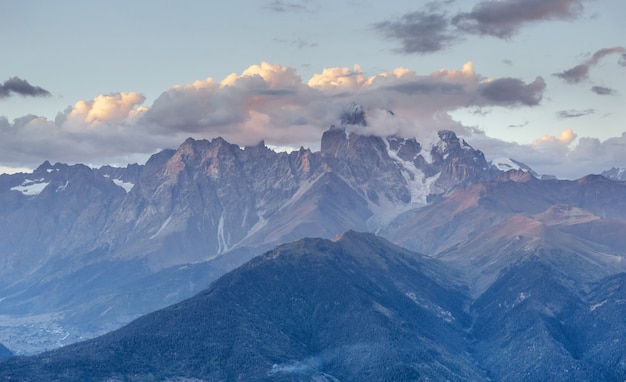 Fantásticas montañas nevadas