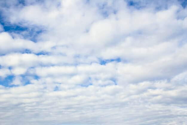 Fantásticas nubes blancas suaves contra el cielo azul