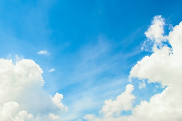 Fantásticas nubes blancas suaves contra el cielo azul