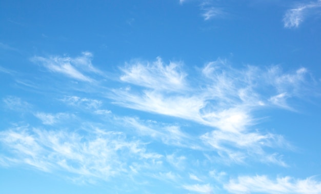 Fantásticas nubes blancas suaves