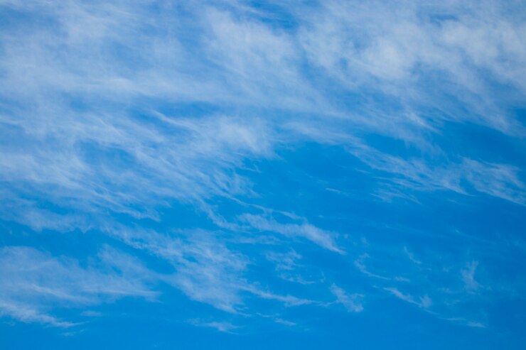 Foto fantásticas nuvens brancas macias contra o céu azul.