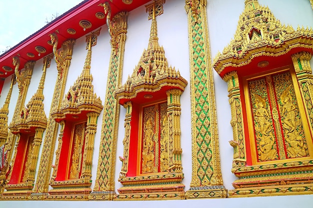 Fantásticas ventanas decorativas del salón de ordenación del templo budista en Tailandia