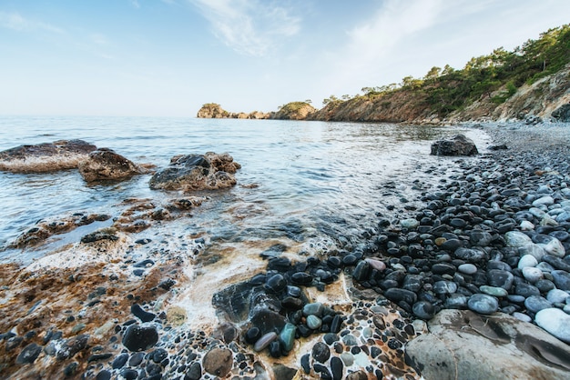 Fantásticas vistas de la costa rocosa y las olas.